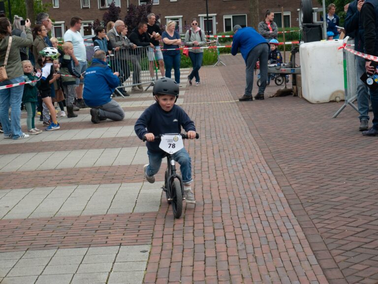 Loopfietsjes wedstrijd tijdens Streetrace 2025